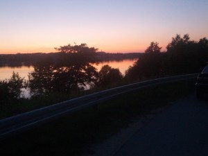 Solnedgang ved Nørresø i Viborg med varmeværket i silhouet i baggrunden